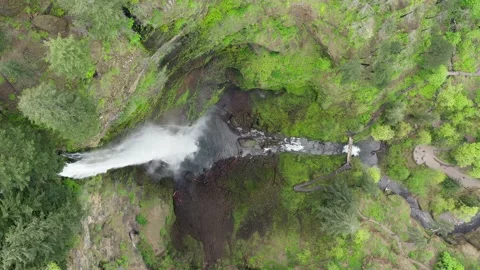 Aerial top down view of waterfall falling off of high cliff in the wilderness. Vidéo 158029006