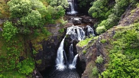 Aerial top down view of waterfall - Scotland - Isle of Skye 库存影片 164920526