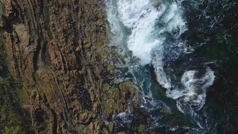 Aerial Top Down View of Waves Crashing Against Rocky Coast 스톡 동영상 220618562