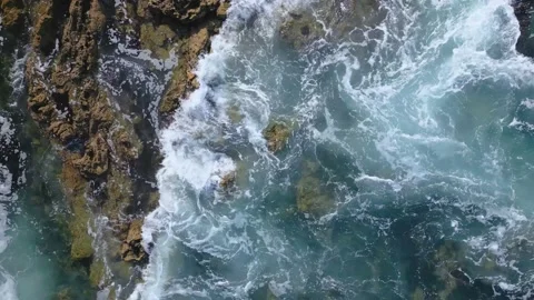 Aerial Top Down View of Waves Crashing Against Rocky Coast With Drone 스톡 동영상 220618836