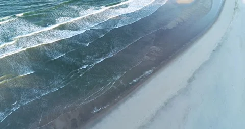 Aerial top down view of white sand beach and ocean waves The Concept of Ser.. 库存影片 327953273