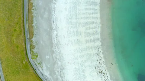 Aerial top-down view of wide sandy Kilmurvey Beach on Inishmore island, Ireland 스톡 동영상 246553430