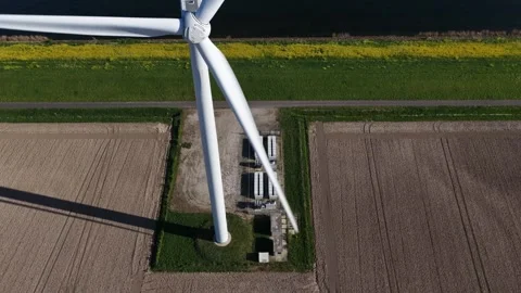 Aerial top down view of wind turbine blades rotating for green energy 스톡 동영상 335516326