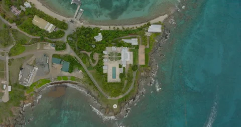 Aerial Top Lockdown Tranquil View Of Villa On Epstein Island Over Wavy Ocean - Vídeo Stock 297726498