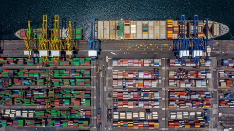Aerial top view 4K Time lapse of container cargo ship in import export. Vidéo 106218896