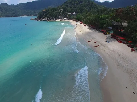 Aerial Top View Of Beach With Waves And Tourists On Vacation Stockbeeldmateriaal 76337664