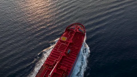 Aerial top view of the bow of a large crude oil tanker in motion 스톡 동영상 263139792
