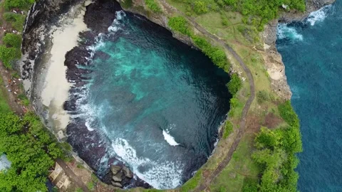 Aerial top view of broken beach on nusa penida island in indonesia 库存影片 336593492