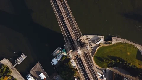 Aerial top view of Brooklyn bridge. Drone turning around the shore of East river Vídeo Stock 80488114