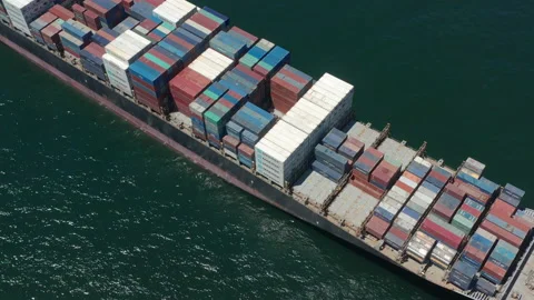 Aerial top view of cargo ship carrying container and running with tug boat for Vídeo Stock 154658422