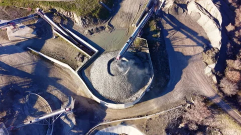Aerial top view of circular stone stockpile and conveyor system 스톡 동영상 331944499