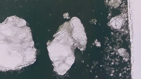 AERIAL: Top view of drifting ice floes and ice particles. 스톡 동영상 83820779