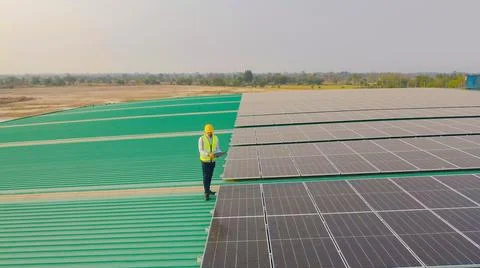 Aerial top view of engineer man or worker,people, with solar panels or solar  Foto stock