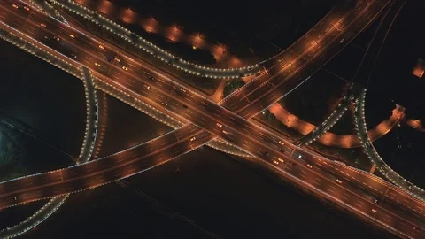 Aerial top view of highway interchange at night. Aerial top view of road Vídeo Stock 111452905