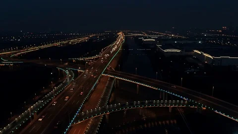 Aerial top view of highway interchange at night. Aerial top view of road Vídeo Stock 111456723