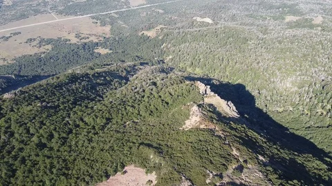 Aerial top view of mountain summit panning to panoramic view of Mountain Chain 스톡 동영상 125862921