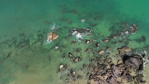 Aerial Top View of Ocean Waves Crashing on Sandy Beach with Rocks Stockbeeldmateriaal 331864327