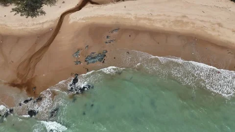 Aerial Top View of Ocean Waves Crashing on Sandy Beach with Rocks Stockbeeldmateriaal 331865754