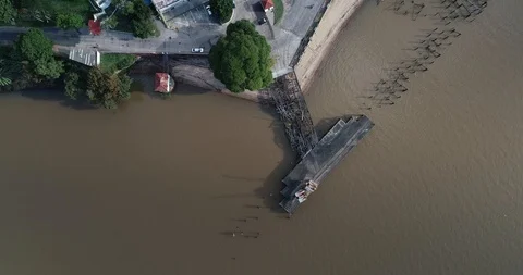 Aerial top view of old dock with two rusty cranes. Showing detail of machinery Vidéo 119028945
