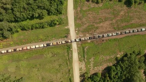 Aerial top view of old freight train with many cars moving on country area Vídeos de archivo 129080939