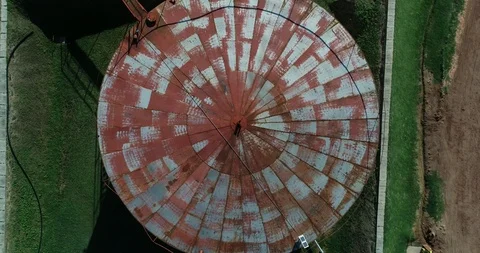Aerial top view of old rusty grain bin or silo. Circular grey and red structure 스톡 동영상 119021134