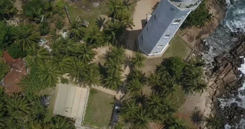 Aerial top view of old white Dondra Head lighthouse Matara Sri Lanka Vidéo 201170750