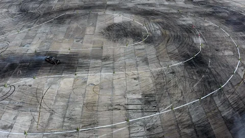 Aerial top view professional driver drifting car on asphalt road track. Vidéo 111453656