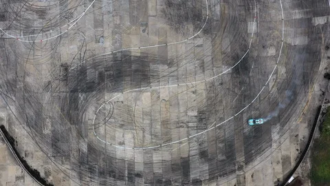 Aerial top view professional driver drifting car on asphalt road track. Vidéo 111453784