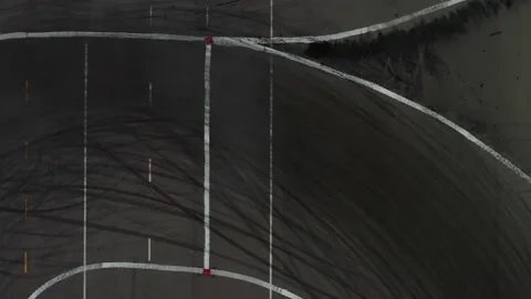 Aerial top view professional driver drifting car on asphalt road track. Vidéo 133973893