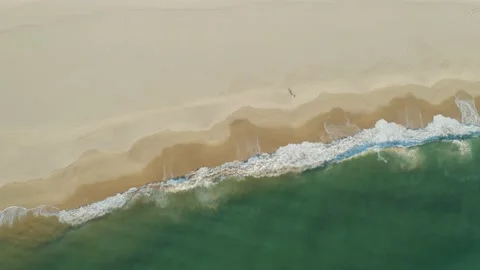 Aerial top view of rolling waves on a paradise white sand beach 스톡 동영상 142751291