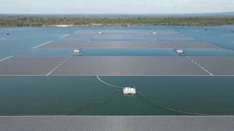 Aerial top view of solar panels or solar cells on buoy floating in lake. Stockbeeldmateriaal 234038181