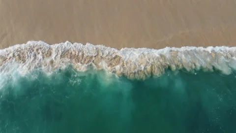 Aerial Top View Straight Down Onto Crashing Waves Hitting A Golden Beach Vidéo 229785561