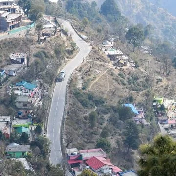 Aerial top view of traffic vehicles driving at mountains roads at Nainital,.. Foto stock