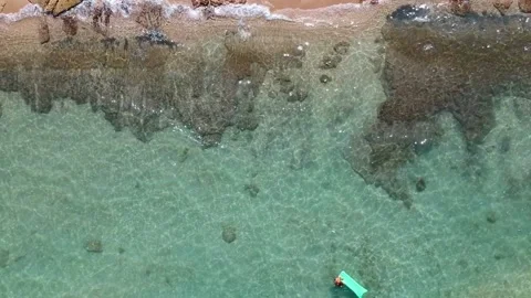 Aerial top view of the waves breaking on the beach of Torre Canne fraction of Video stock 152092033