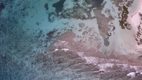 Aerial Top View of waves on shore at beach, drone flying over sea - Coco Plum Stockbeeldmateriaal 128928877