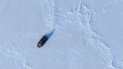 Aerial top view winter hovercraft moving across frozen Lake Baikal surface. 스톡 동영상 344862083