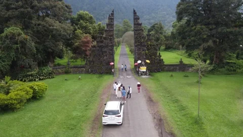 Aerial, tourists lined up in a queue, couple posing for an instagram photo Stock Footage 240802587