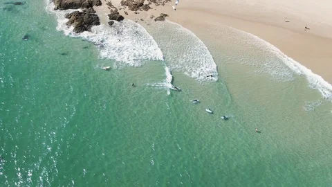 Aerial, town down view: Surfers enjoying the amazing waves at Byron bay Vidéo 114488485
