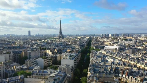 Aerial, tracking, drone shot, of the Eiffel tower, overlooking traffic on Vídeo Stock 111149849