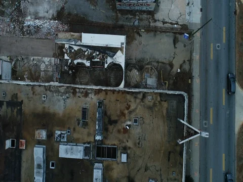 Aerial tracking of run-down buildings east side Atlanta, GA 库存影片 73491739