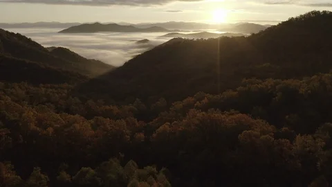 Aerial tracking shot of low clouds and fog in mountains at sunrise 库存影片 118866616