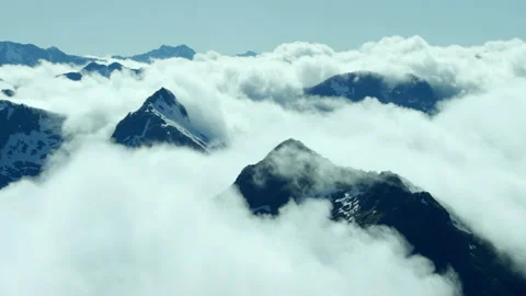 Aerial Tracking Shot of Mountain Range Peaking through High Altitude Clouds Vidéo 146186685