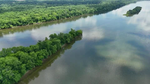 Aerial Tracking Shot of Potomac River at Algonkian Regional Park Vidéo 342134174