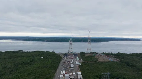 Aerial tracking shot from right to left showcasing the coastal construction Vídeo Stock 338065467