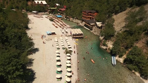 Aerial tracking shot of Shala River beach in Komani lake canyon. Vidéo 342272800