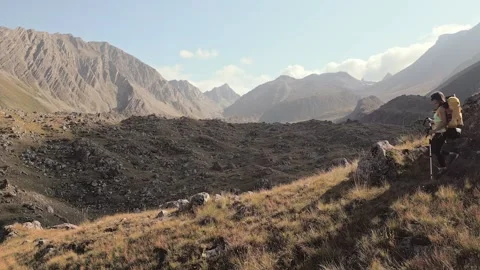 Aerial tracking view slow motion fit caucasian woman hike downhill solo wit.. Vídeos de archivo 309303532