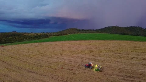 Aerial Tractor Seeding Field Under Dramatic Evening Sky Vídeos de archivo 331114635