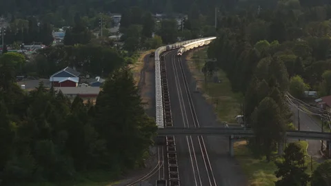 Aerial of train driving through Oakridge Oregon small historic rail town Vidéo 335734913