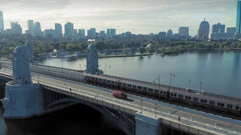 Aerial: train Longfellow Bridge over the Charles River. Boston, Massachusetts, Vidéo 121025072