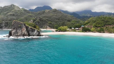 Aerial travelling top view of a two sided paradisiac beach with a women Vídeo Stock 101705482